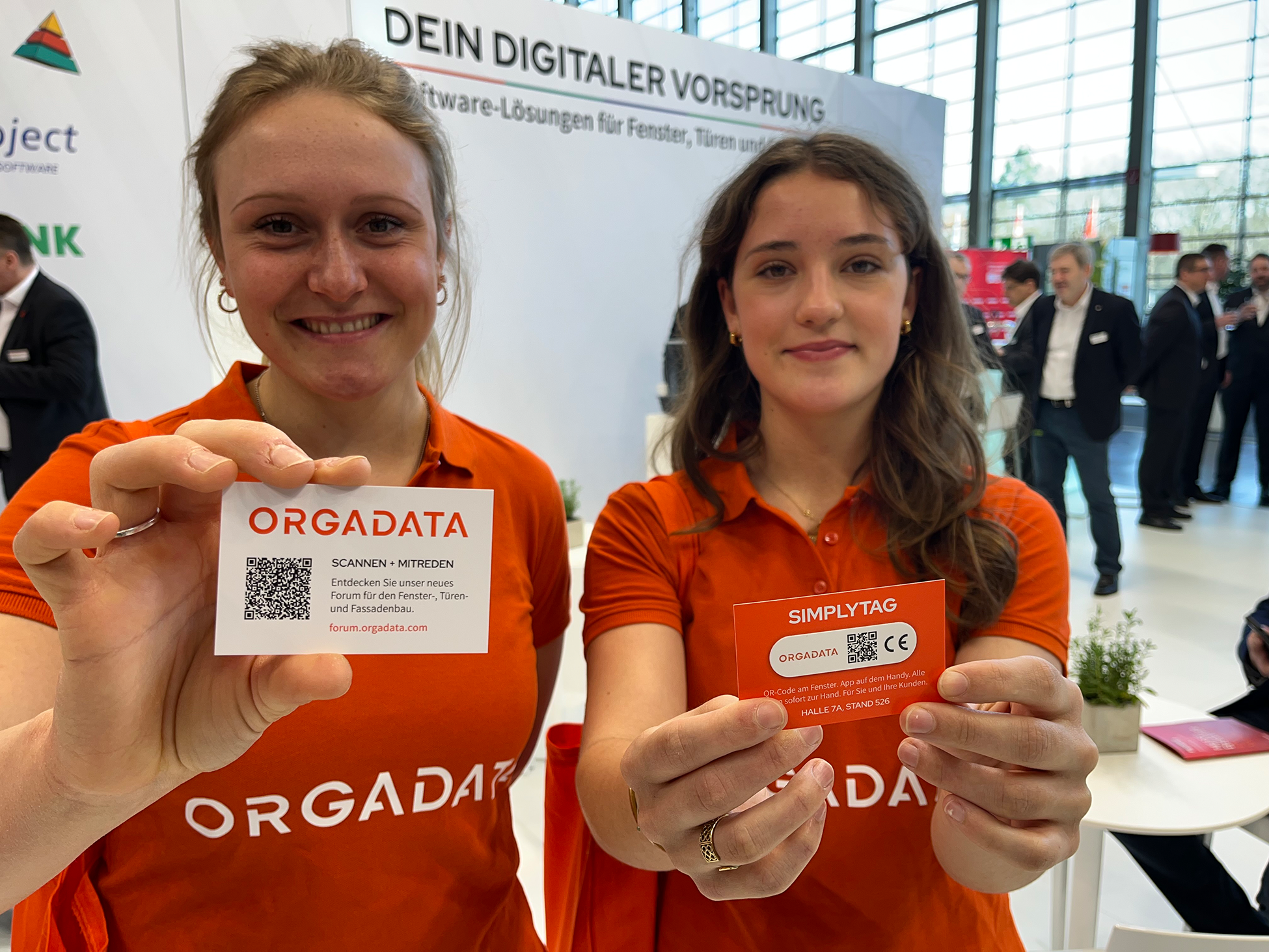 Messehostessen mit dem SimplyTag auf der Fensterbau Frontale 2024